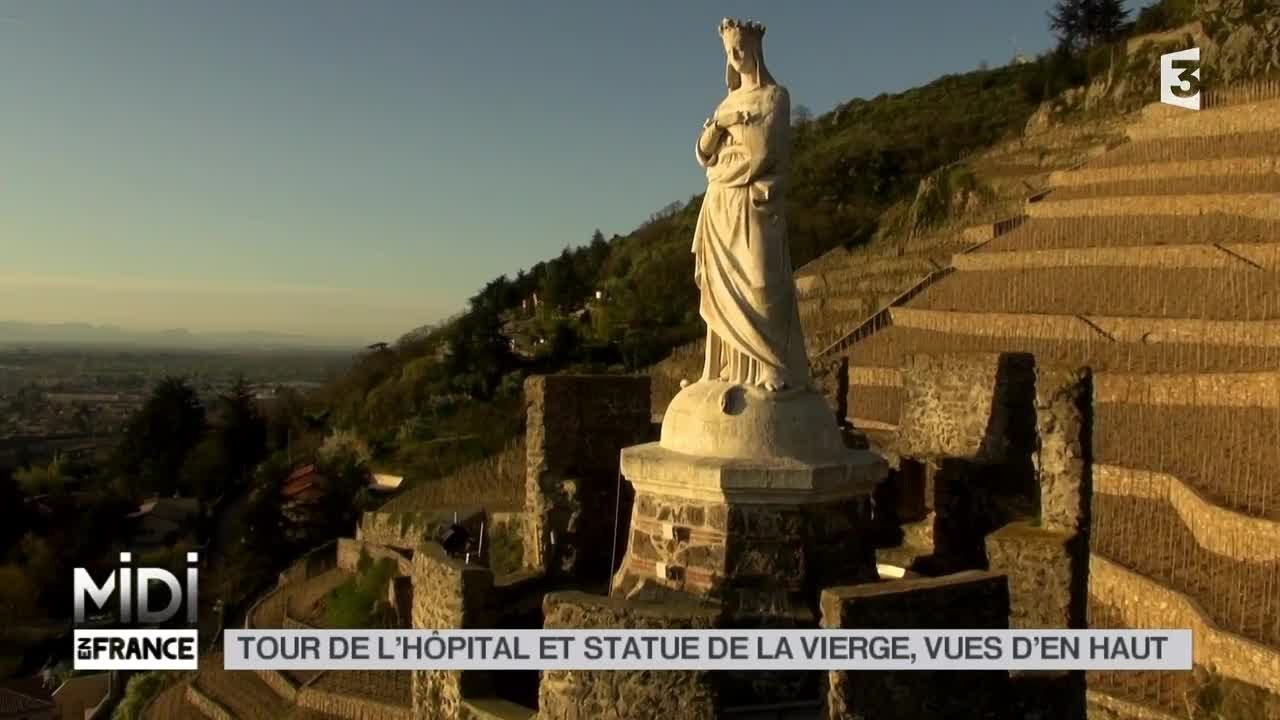 VUE D'EN HAUT : Tour de l'hôpital et statue de la vierge