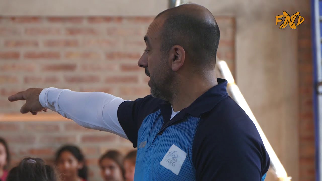 MI PRIMERA CLASE: Un mono aprende gimnasia artistica con DARIO GUEVARA // Fanaticos XND