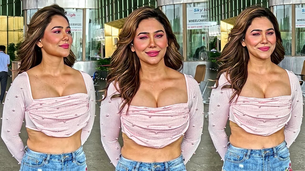 Kangna Sharma Looks Stunning 😍🔥 Spotted At Mumbai Airport