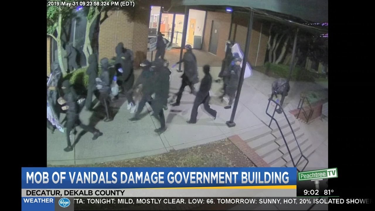 Mob of people vandalize a DeKalb County government building