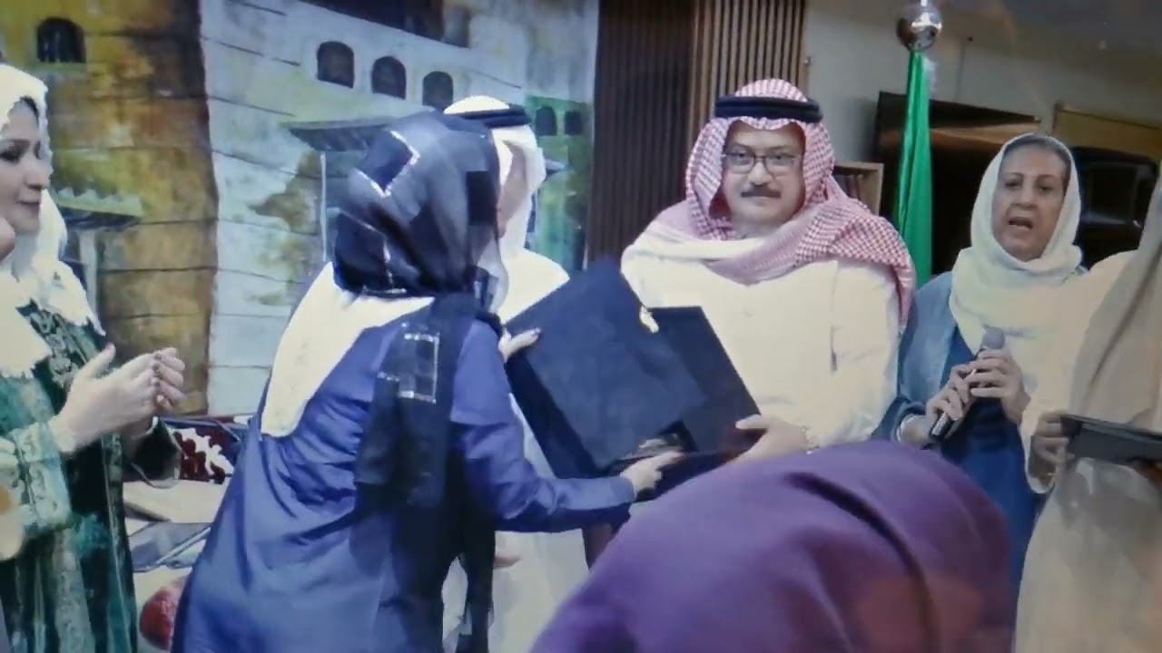 14-11)نهايةالامسيةغنت سميرة(انستنا) وتكريم الباحث المؤرخ عصام بمنحه درع نادي جدةمن د. عبدالله دحلان.