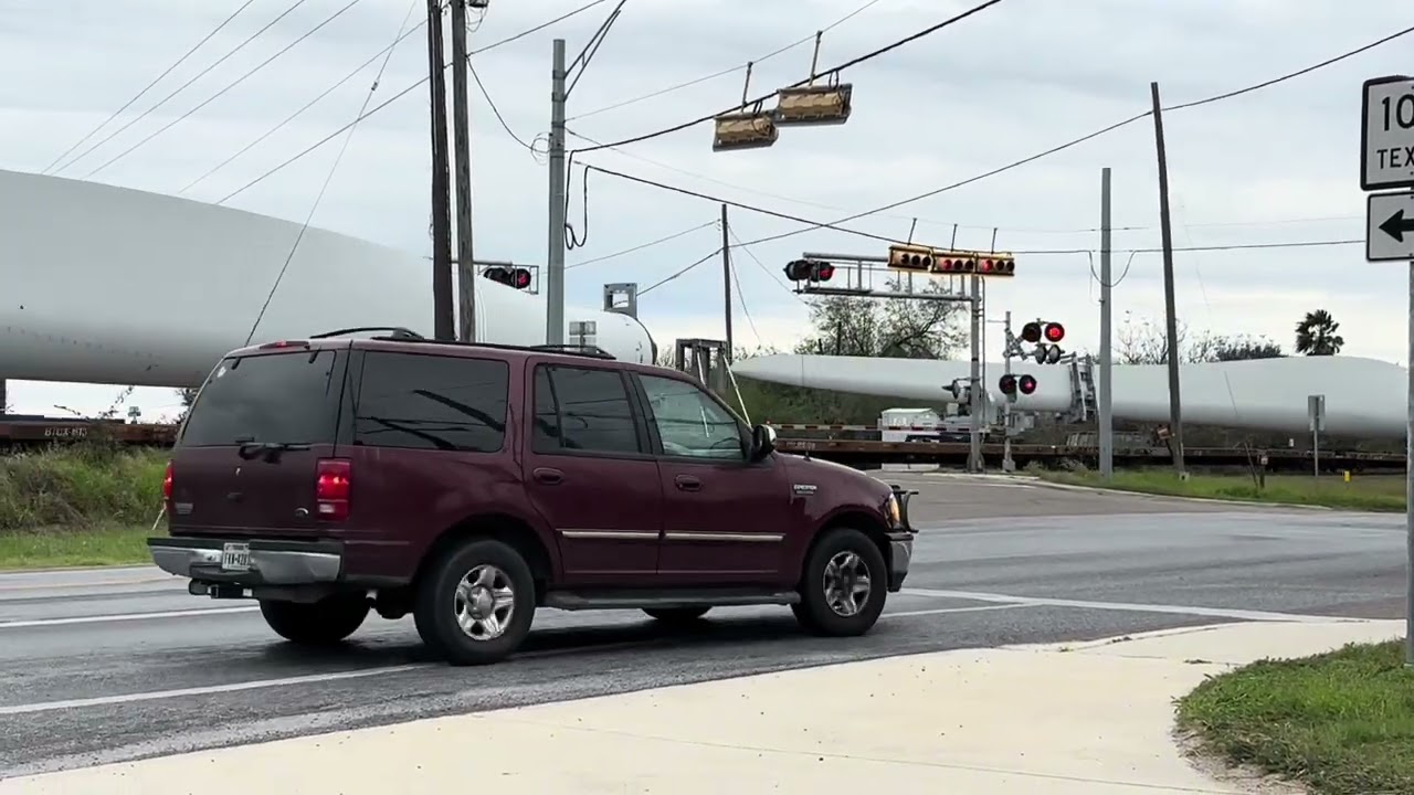 BNSF 7037 ES44DC leads Wind Turbine Blades in Combes, TX