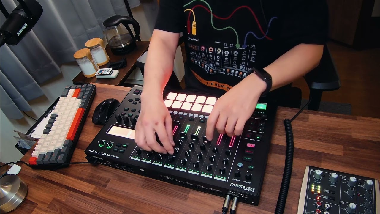 本日9月9日はRolandさんのTR-909記念日！！いうことで、先日購入したT-8のTシャツ着てMC-707に内蔵されているTR-909音源でお祝いのJAM!(^^)!🎚🎛