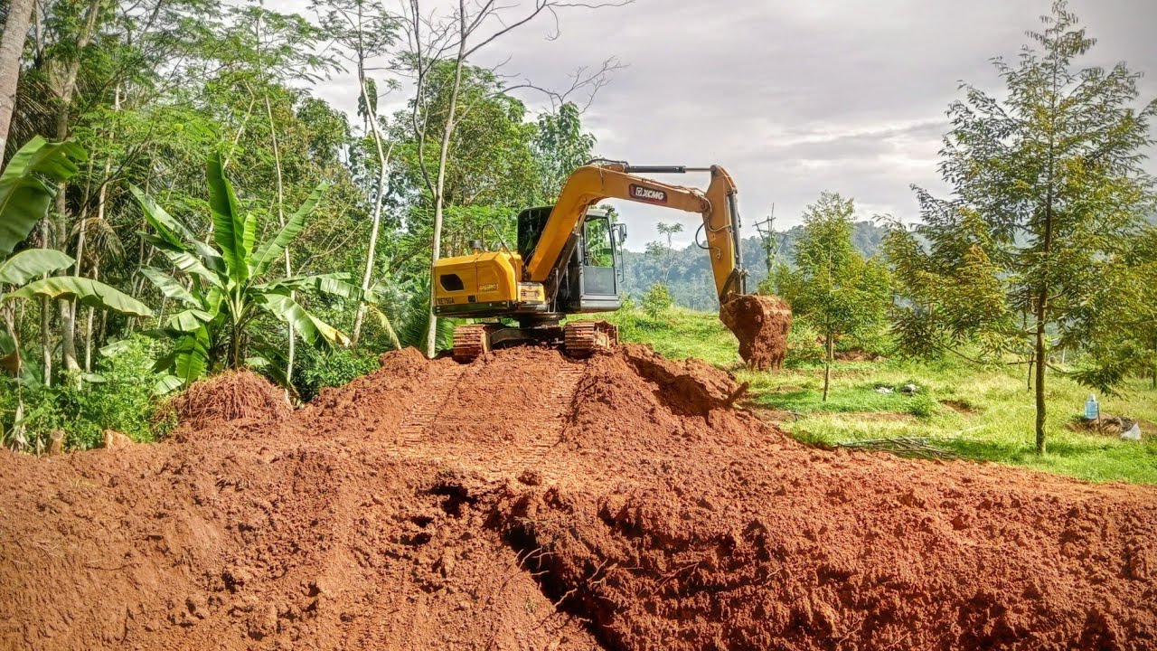 PEMBUATAN KOLAM UNTUK PENAMPUNG AIR DI KEBUN DURIAN 