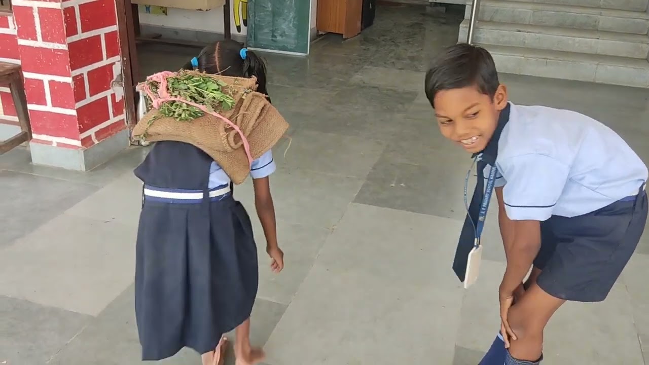 वर्ग 3ra तील  'पाणी किती खोल' हा पाठ नाट्यीकरण पद्धतीने सादर करताना जि.प. प्राथमिक शाळा कढोली बू.