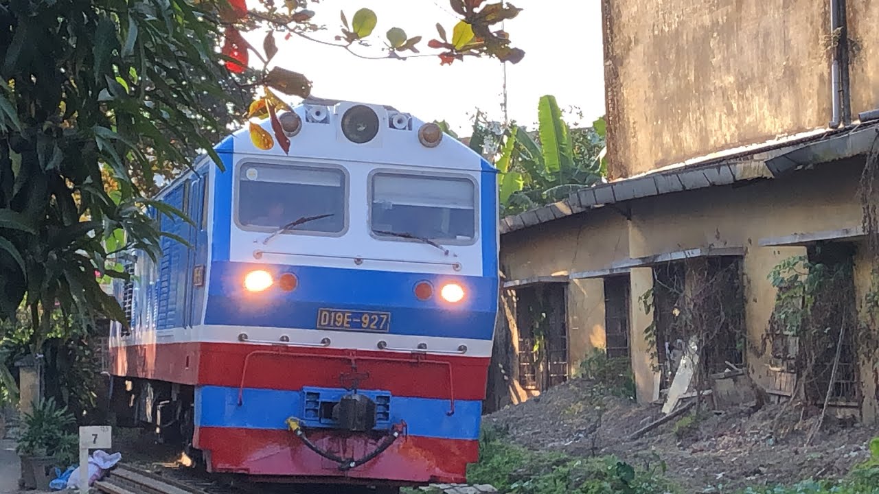 Hai chuyến tàu chạy vào buổi chiều