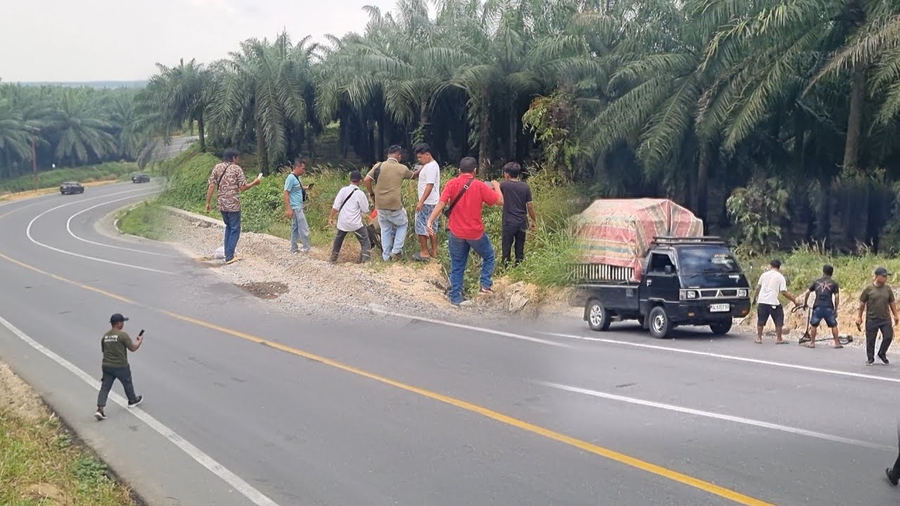 Detik Detik !! Pemotor Terjun Bebas Ke Parit Di Tarik Penghuni Bukit Kodok, 