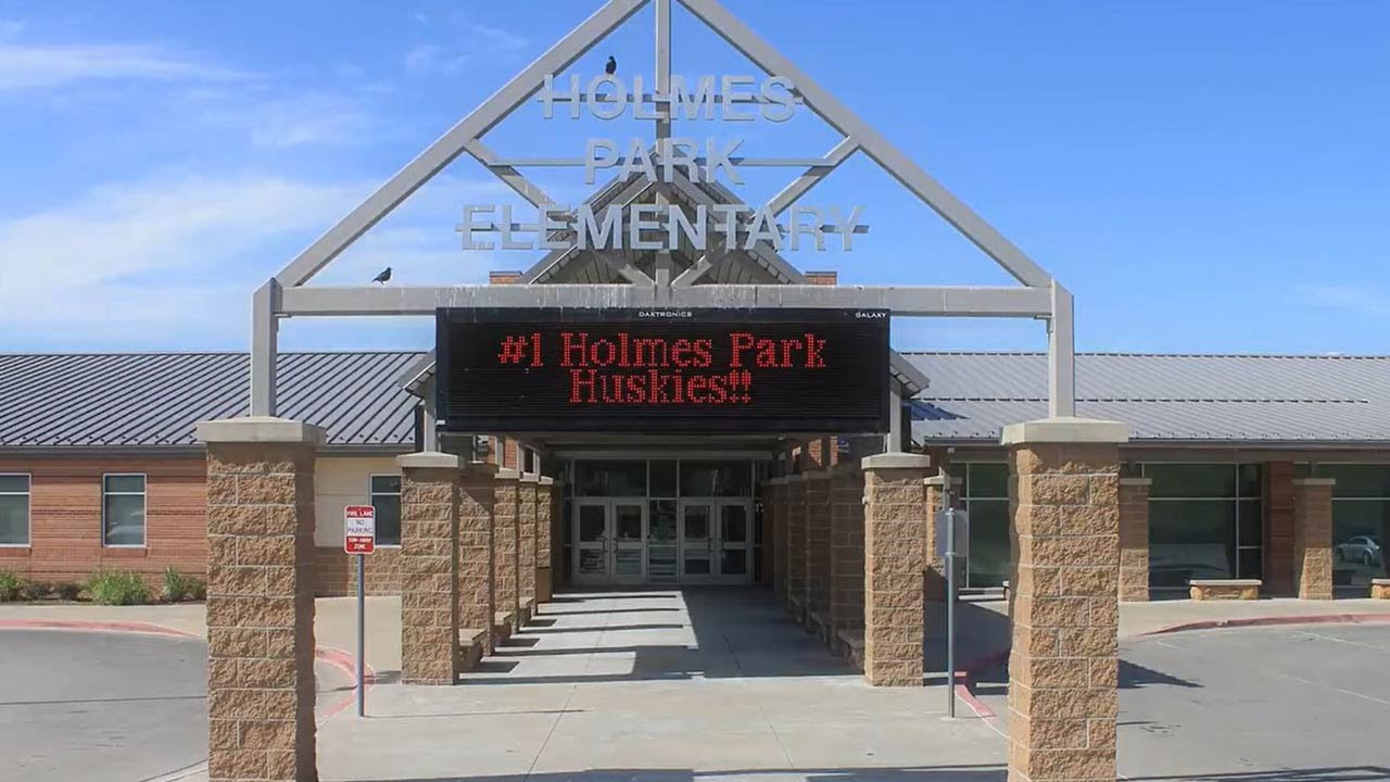 7-Year-Old Hit By Car Outside Sapulpa's Holmes Park Elementary