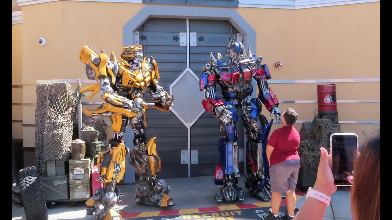 Optimus Prime and Bumblebee Encounter at Universal Studios Hollywood