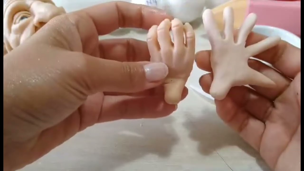 haciendo unas manitos masculinas de porcelana fria