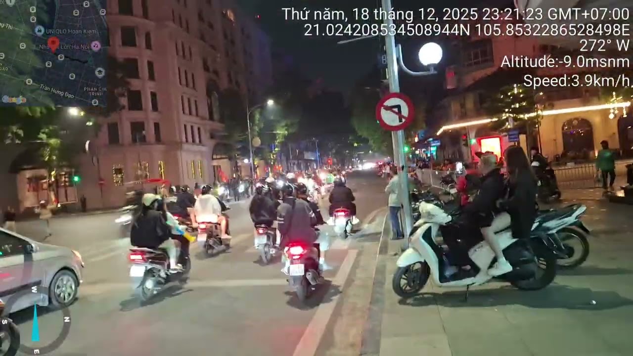 Đi bão ăn mừng VN thắng Thái Lan tỉ số 3-2 môn bóng đá nam seagame 33 (2)
