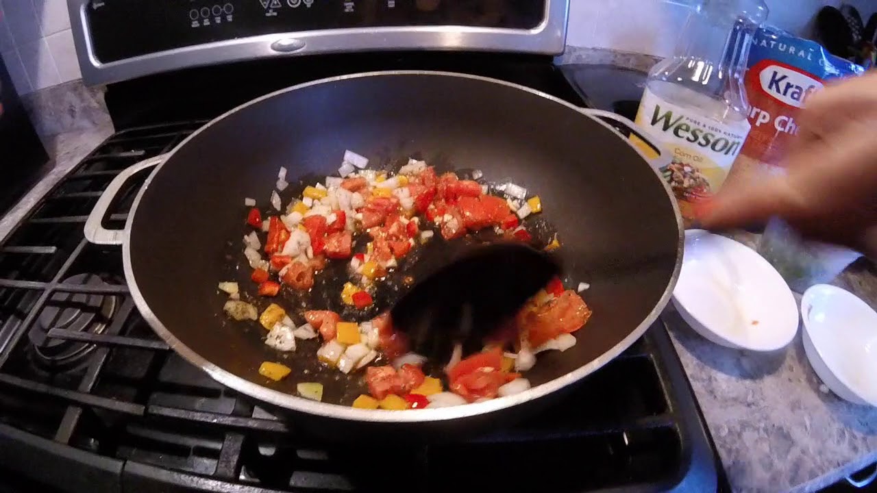 Espagueti con pasta de tomate estilo dominicano