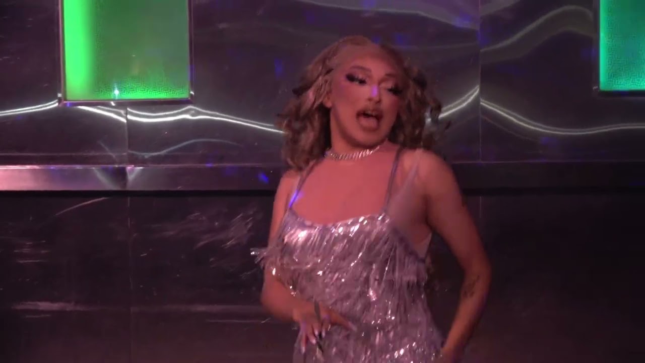 Veneno Diamond performing 