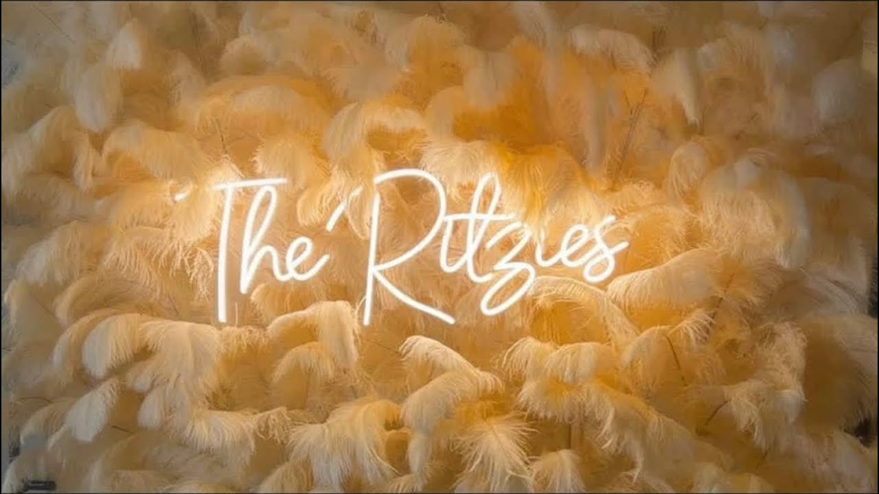 TUTORIAL: DIY FEATHER WALL BACK DROP (WEDDING DECOR)