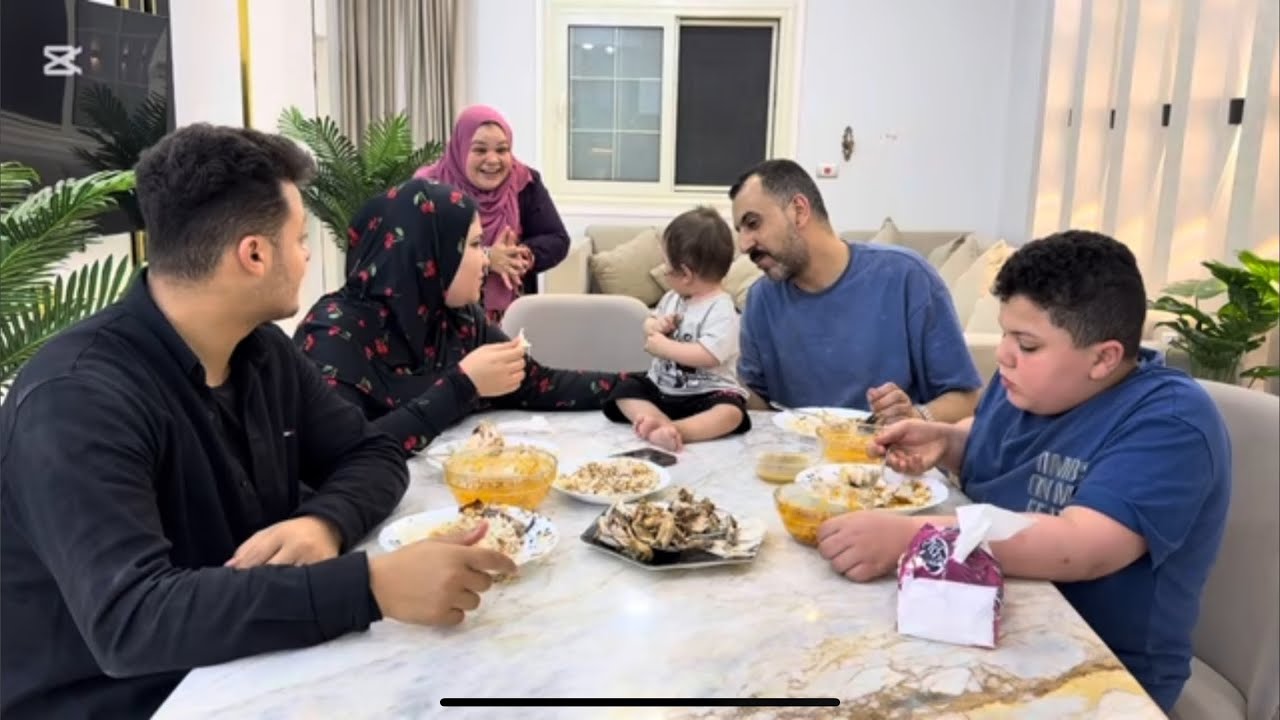 ام جني اول مره ناكل علي السفره الجديده والله الواحد مش عارف يفرح طول ماابو جني تعبان 😭😭