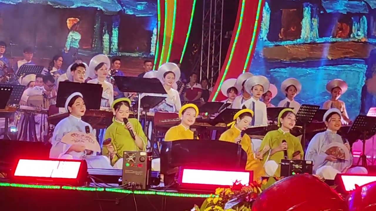 VIETNAM : &agrave; Hano&iuml; musique traditionnelle vietnamienne et chants vietnamiens