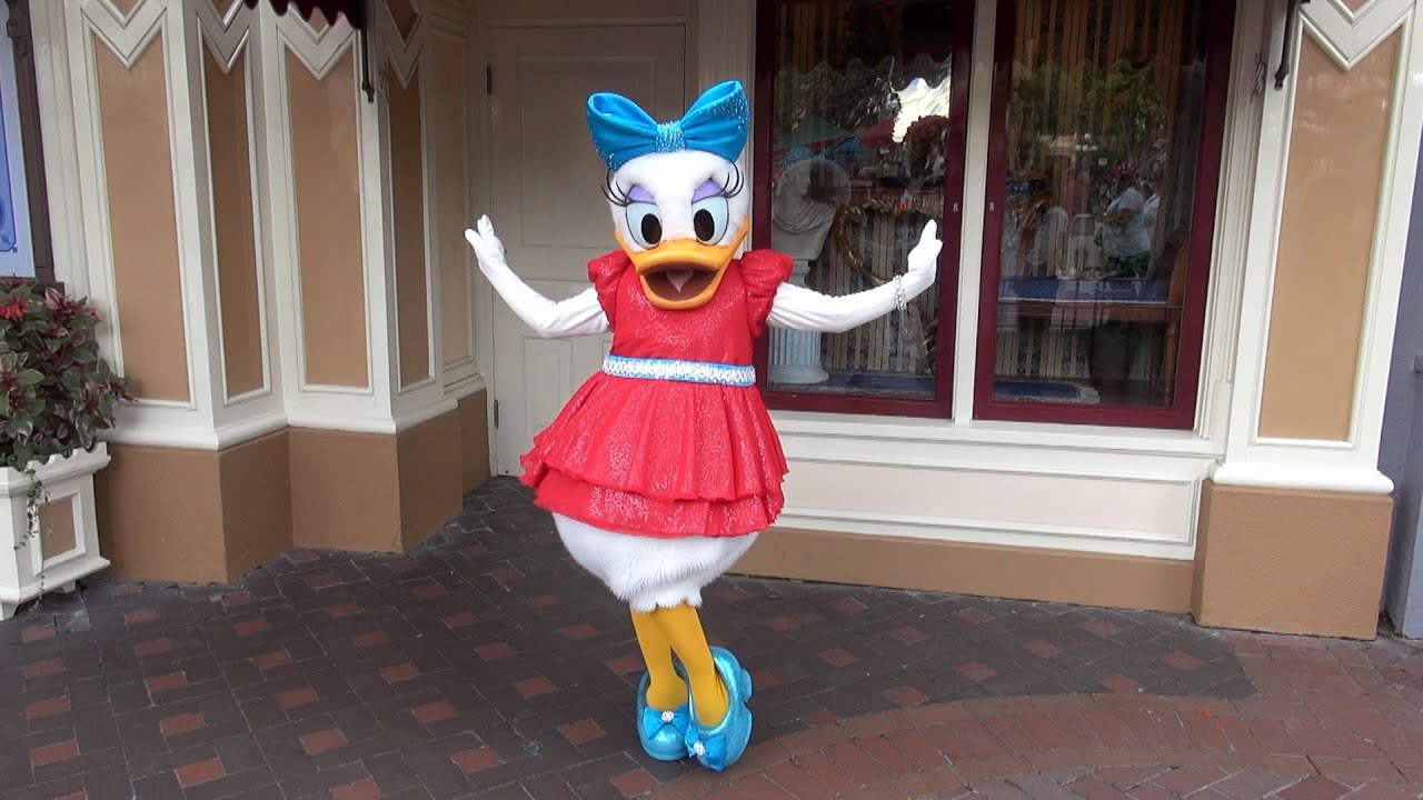 We Meet Daisy Duck in her New Disneyland 60th Anniversary Outfit at Town Square, 24 hr Day