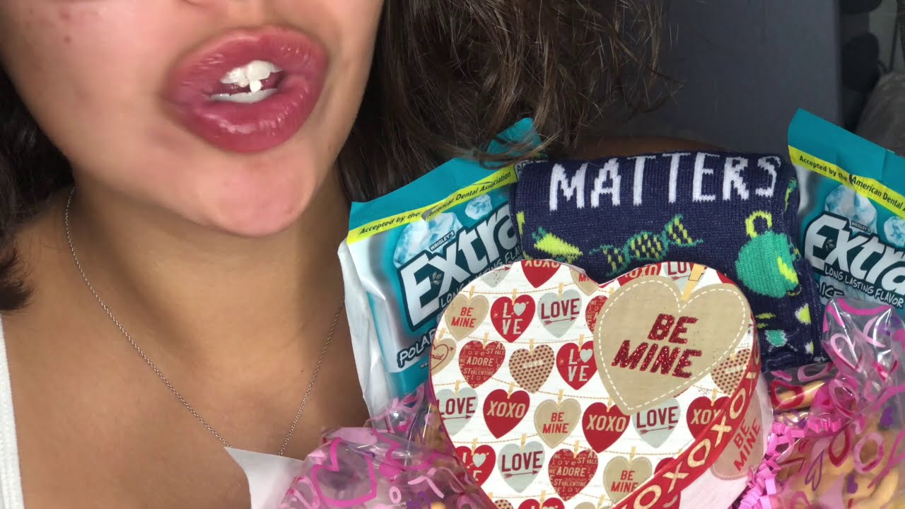 ASMR- GUM CHEWING & VALENTINE'S DAY PREP