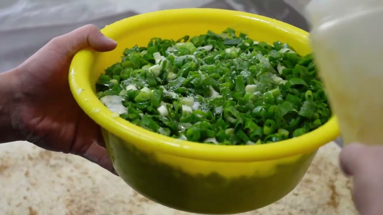 Scallion pancake with lots of scallions  - Taiwanese Street Food 很多蔥 蔥大餅