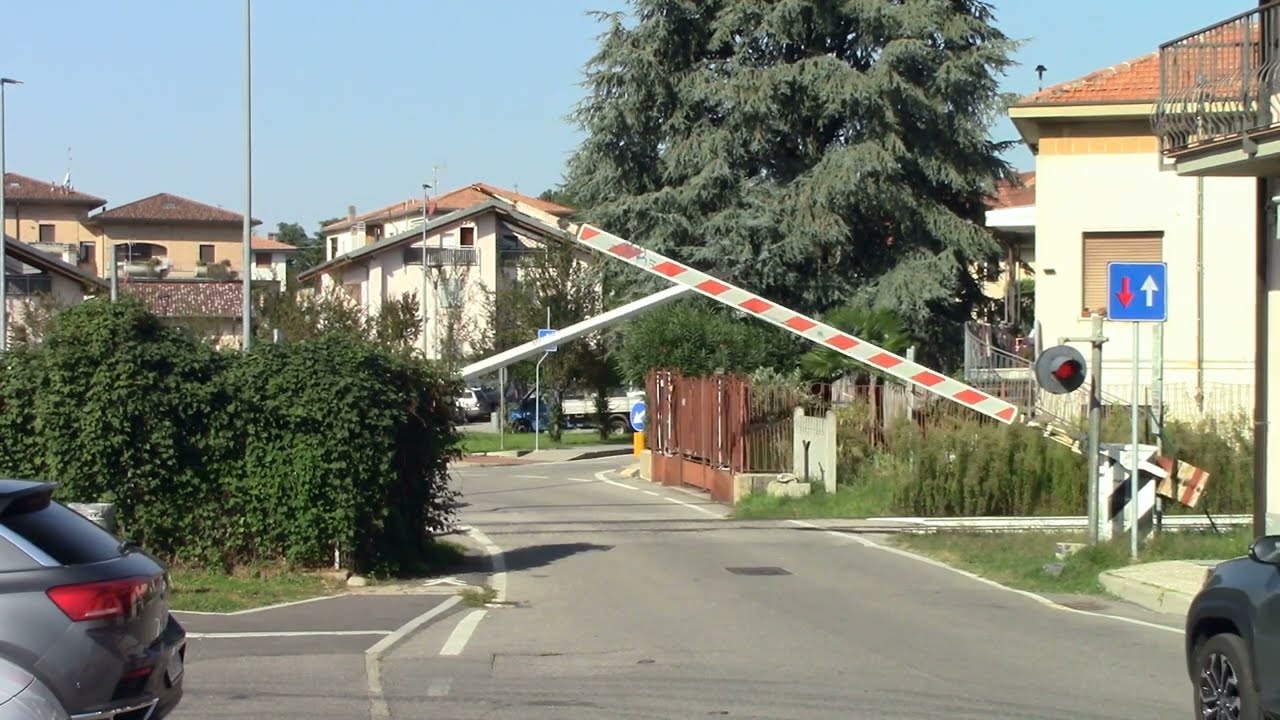 Villa Raverio (I) Passaggio a Livello // Level crossing //