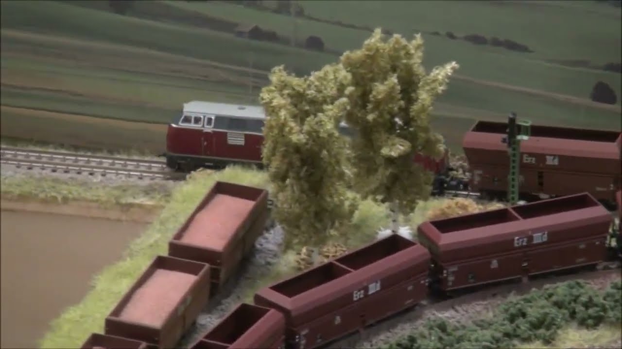 Modellbahn Spur N: Zugfahrt mit V200 116 und 20 Selbstentladewagen Erz IIId