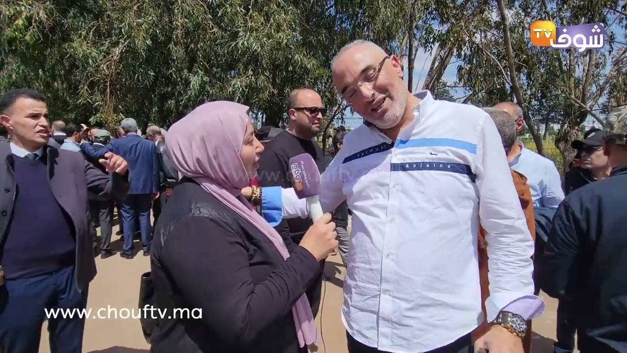 محامون يدعون بالرحمة والمغفرة لزميلهم المرحوم السناوي خلال مراسم تشييع جنازته