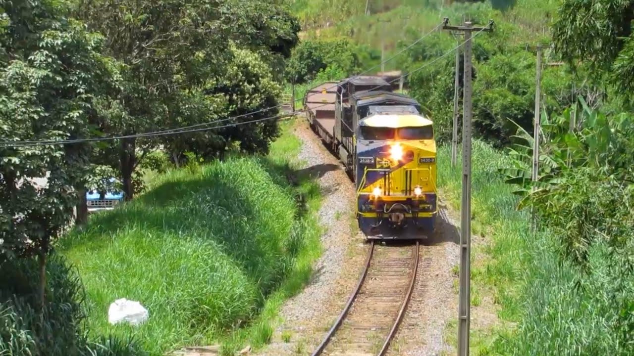Trem acelerando na rampa com locomotiva reformada na liderança no ramal da Linha do Centro
