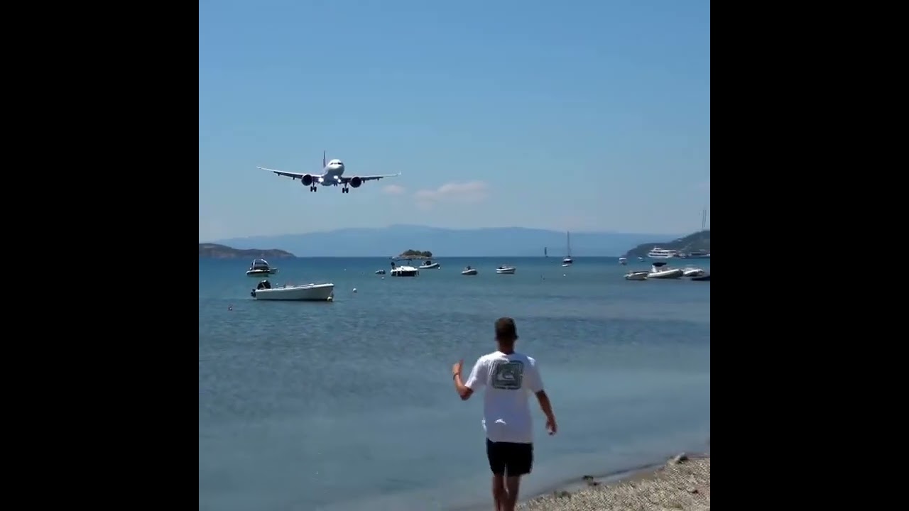 Low landing of a Wizzair A321neo at Skiathos