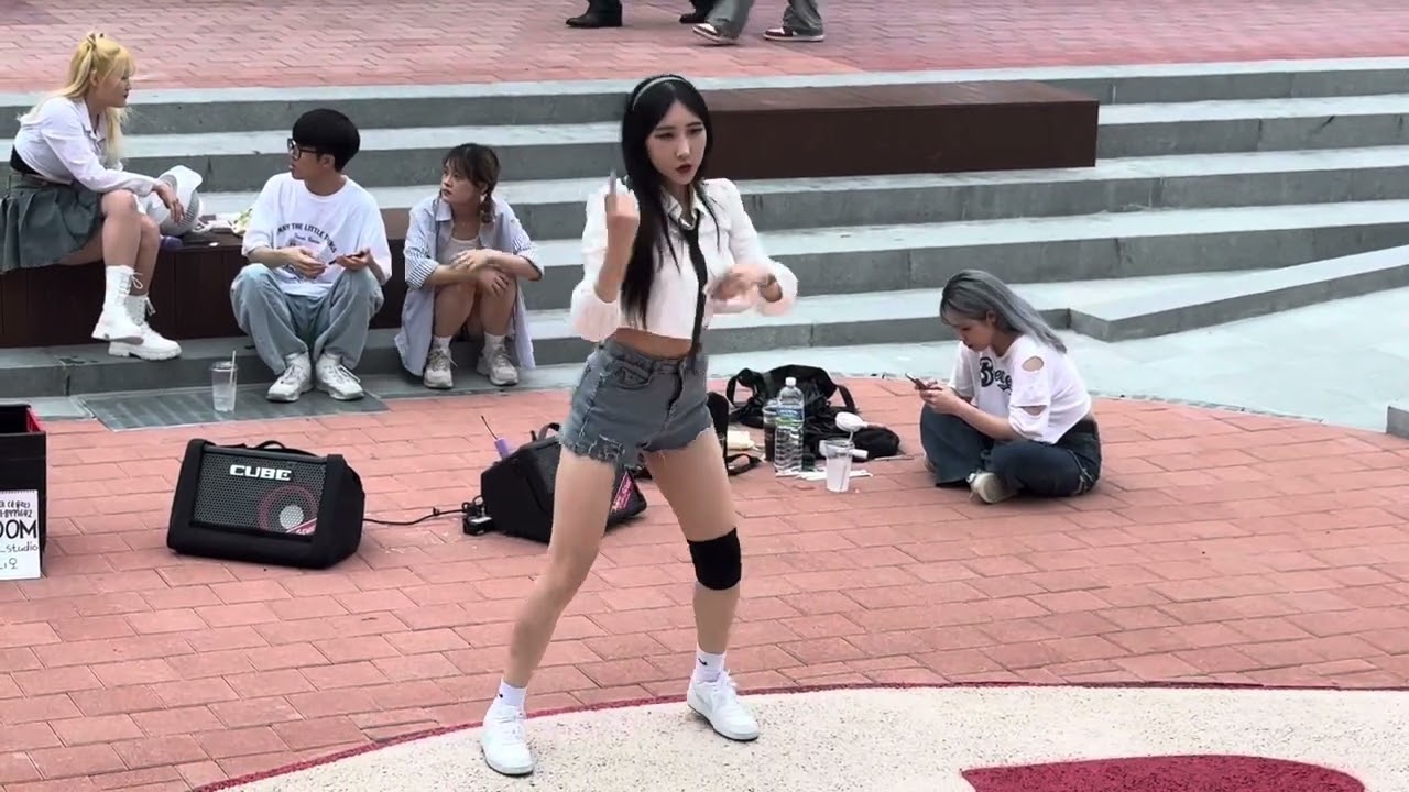 HONGDAE K-POP SOLO BUSKING - [Chung Ha] Gotta Go (3)