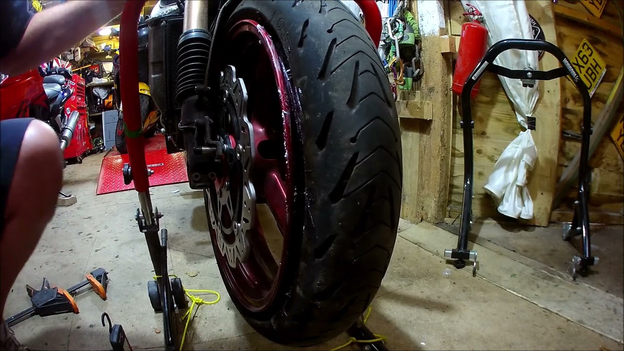 Motorcycle tyre valve replacement without removing the tyre
