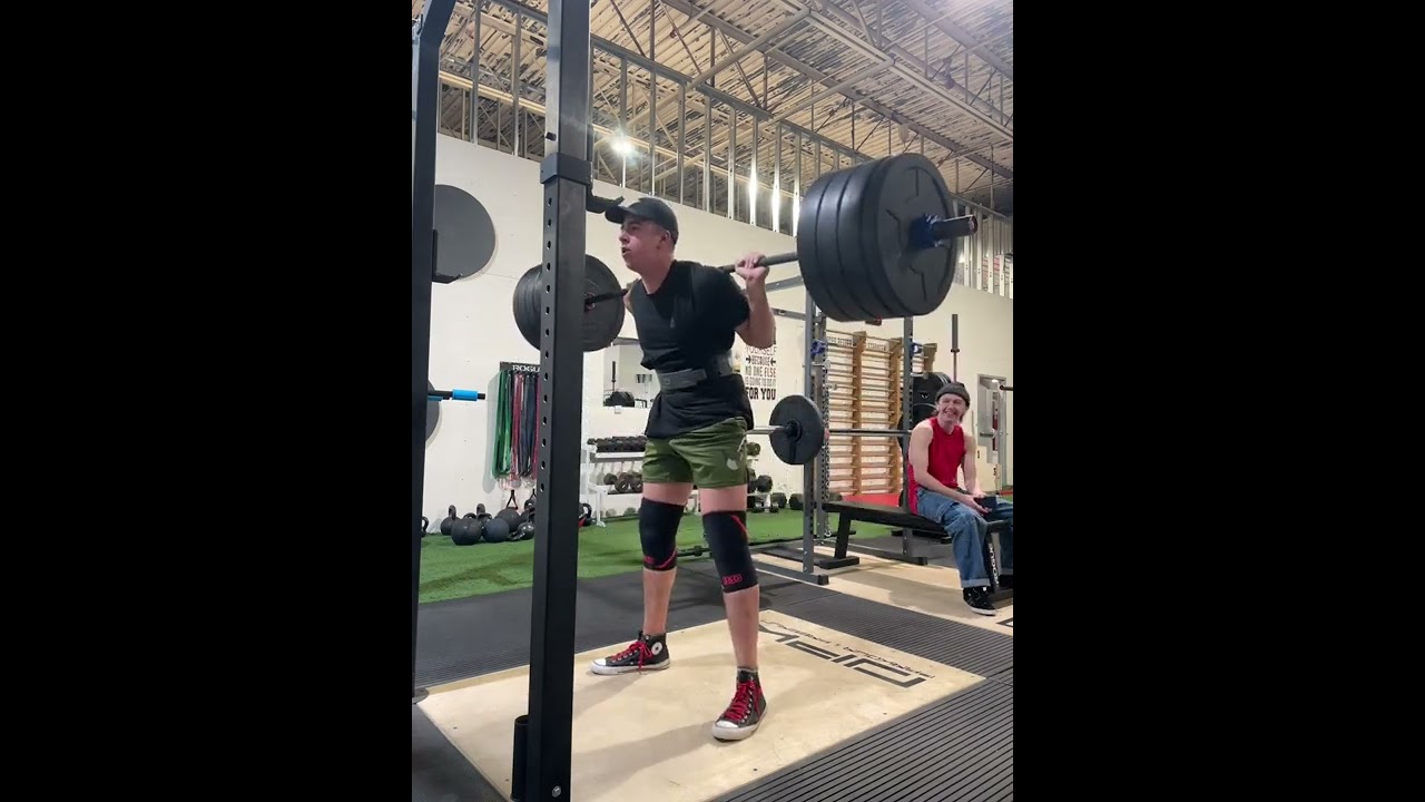 Guy mirin me lift/ teen squat 150kg