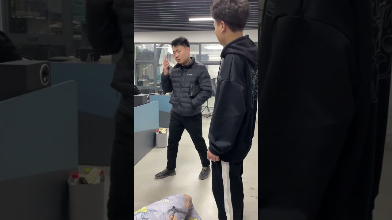 经理表弟在公司睡大觉，月薪竟然高达一万多！