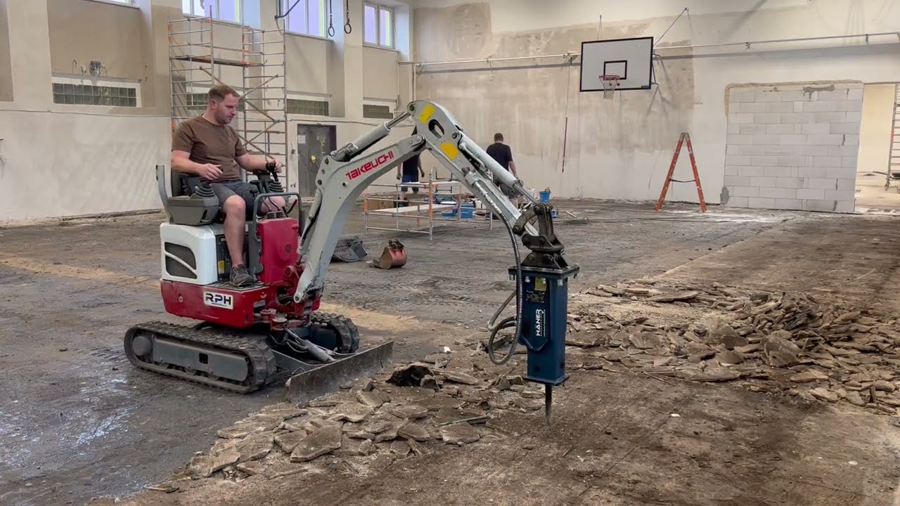 Odstranění podlah v tělocvičně bagrem Takeuchi TB 210R