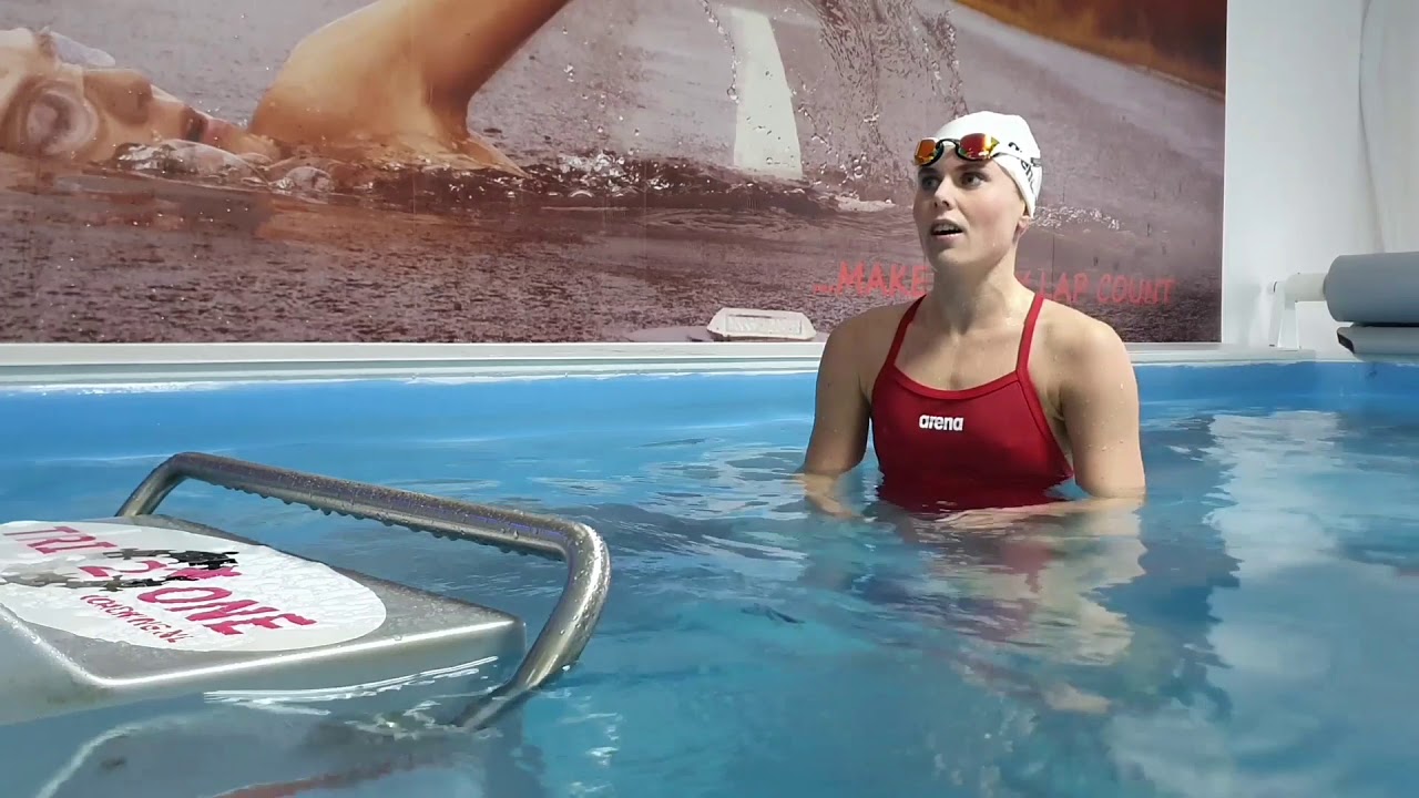 Voormalig NL kampioene Suzanne Brummel voor zwemanalyse bij Tri2one Coaching