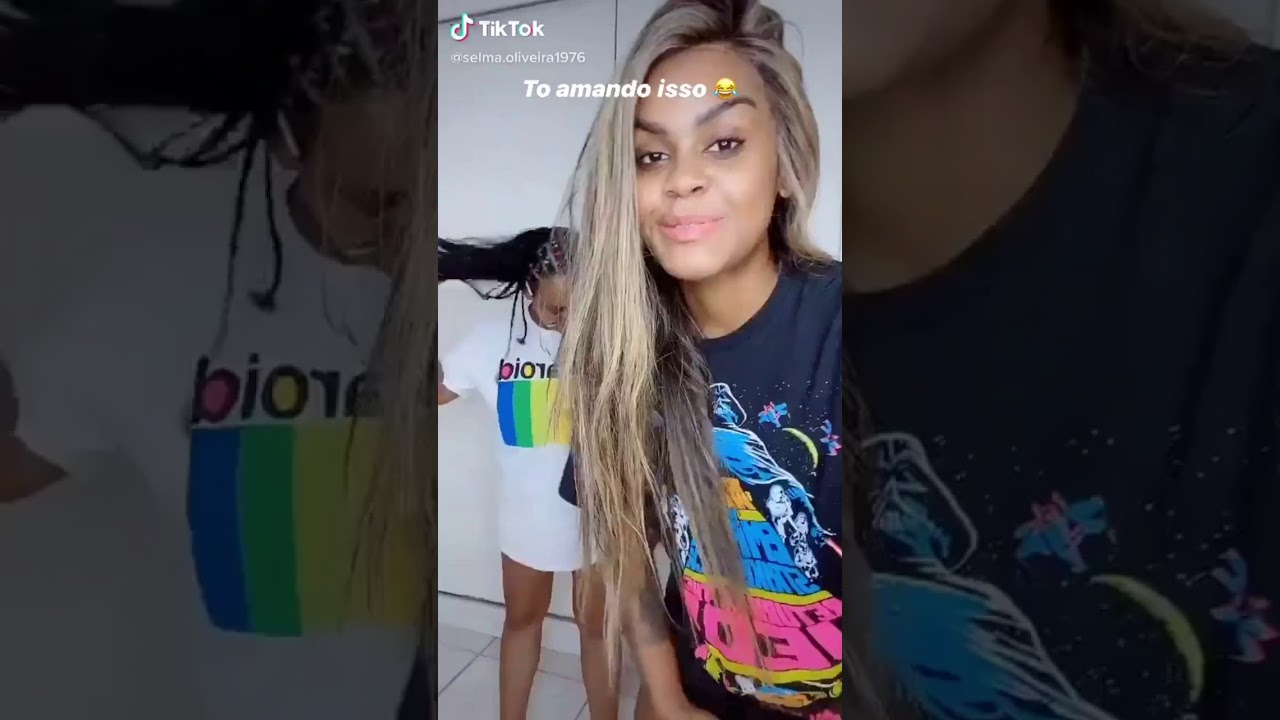 Lais Oliveira dançando com sua mãe para o tiktok.