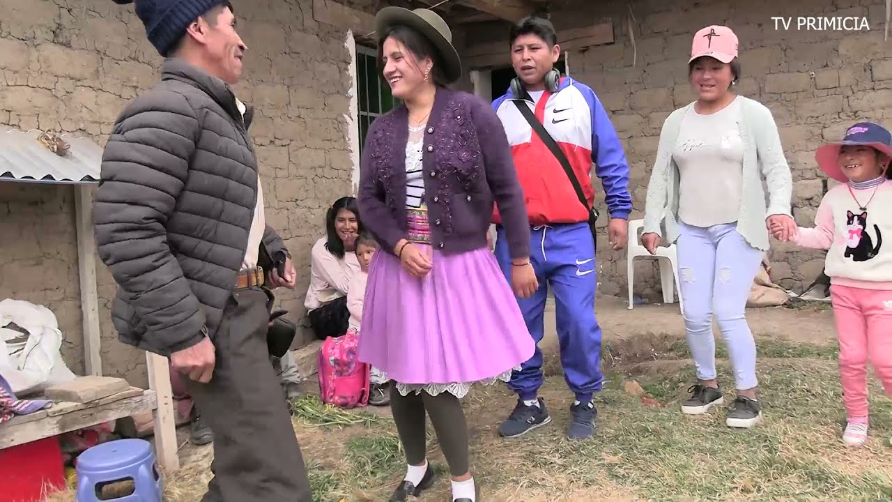 HUANCAVELICANOS QUE SE RESPETA TAMBIEN BAILAN SU HUAYLASH MACHO