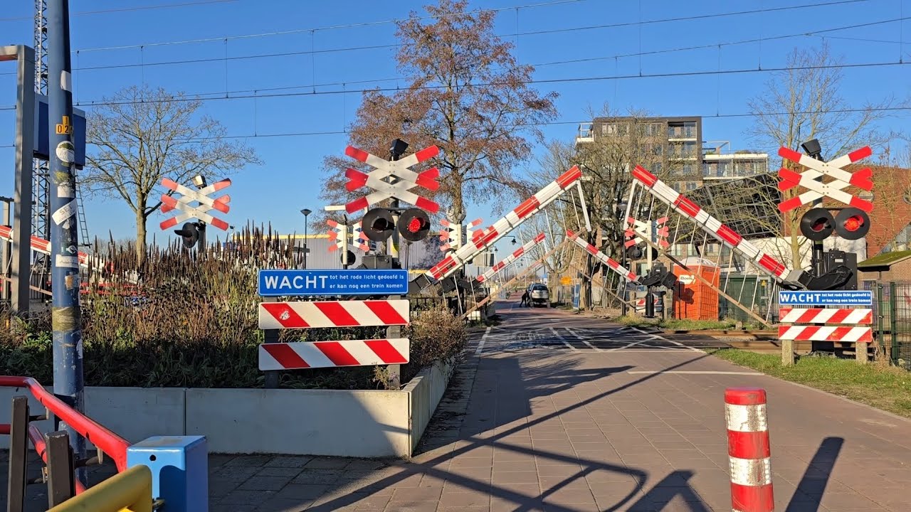 Spoorwegovergang Heerhugowaard // Dutch Railroad Crossing 