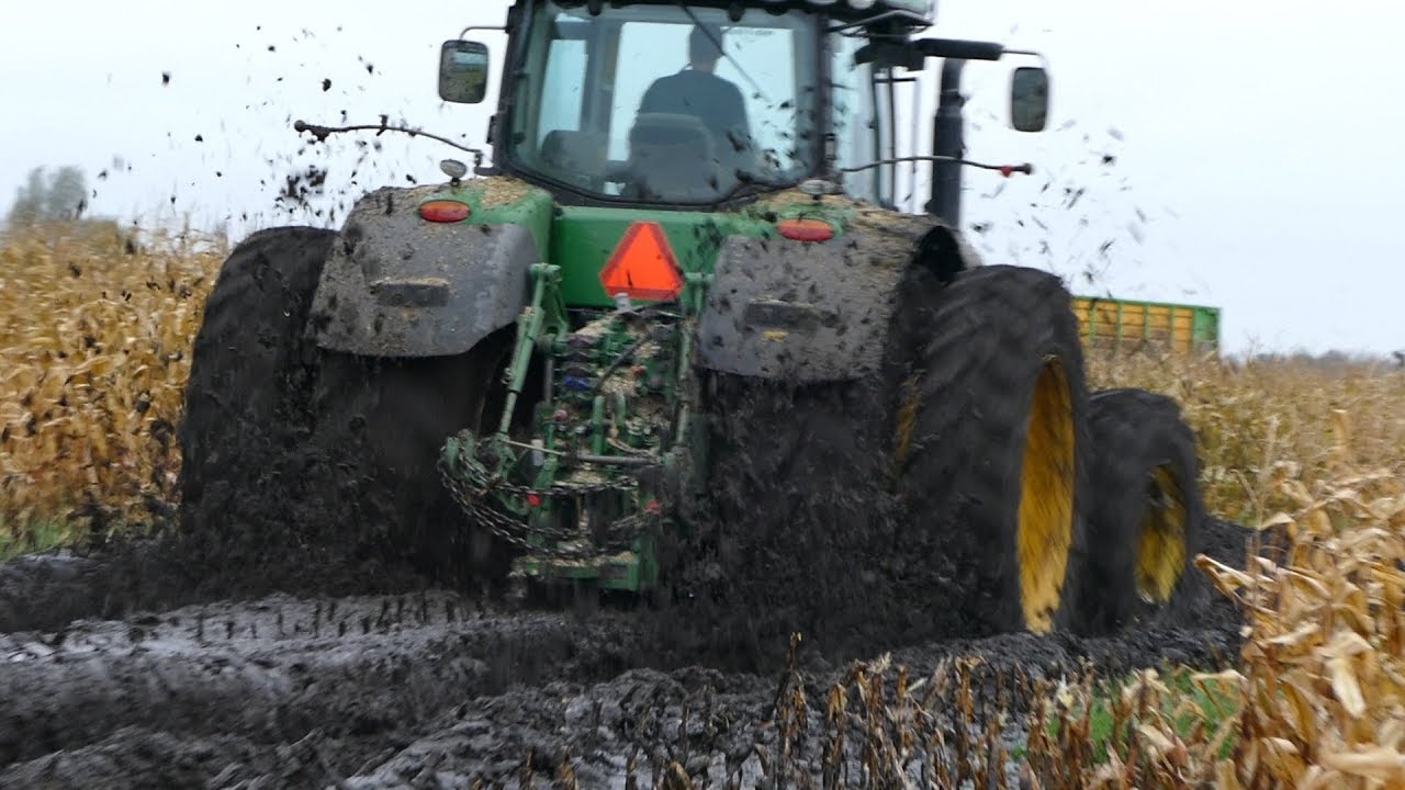 John Deere 8370R Diving in To The Mudhole During Maize Season | Häckseln | DK Agriculture