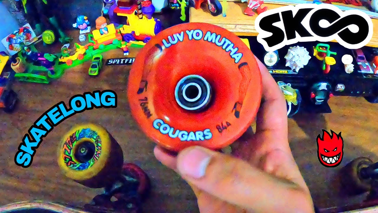 RUEDAS de LONGBOARD en una TABLA de SKATE/ TABLA de SKATELONGBOARD