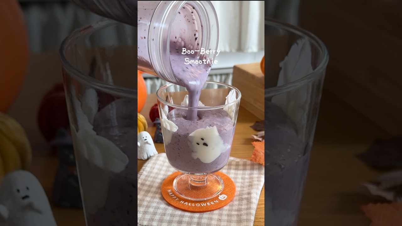 Blueberry Smoothie for this Halloween 👻💜 Boo!! #halloween #smoothie #cookingvideo #healthyfood
