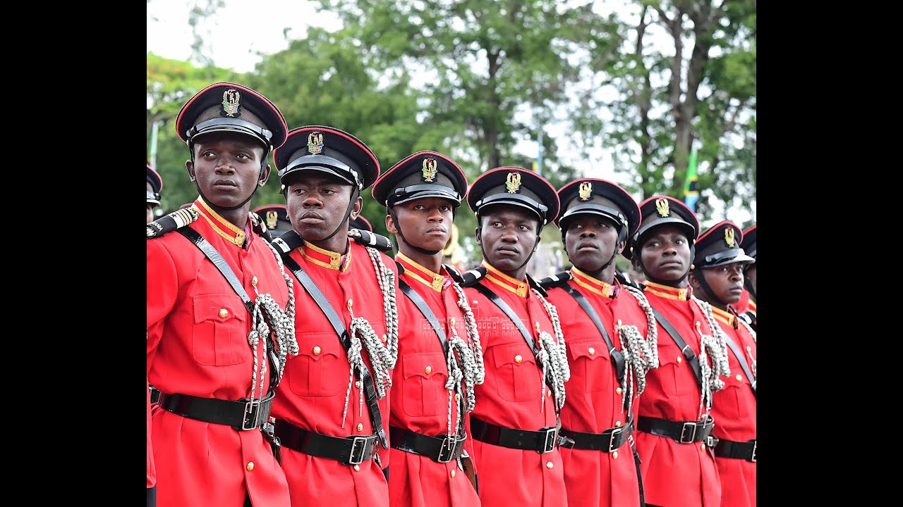 MHE. RAIS SAMIA AKIWATUNUKU KAMISHENI MAAFISA WANAFUNZI WA JESHI - MONDULI