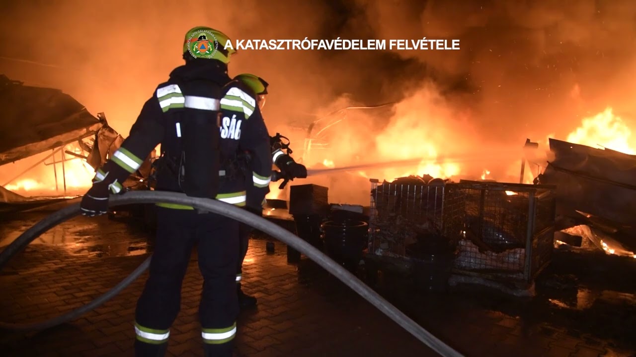 Teljes terjedelmében égett egy ötezer négyzetméteres könnyűszerkezetes épület