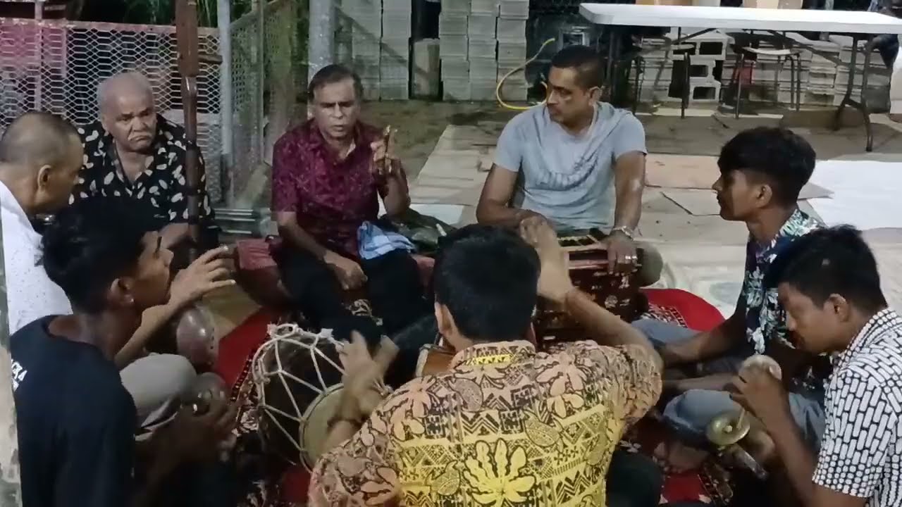 Bhajan by Ram Rup of Lautoka with Suresh Sinha of Suva
