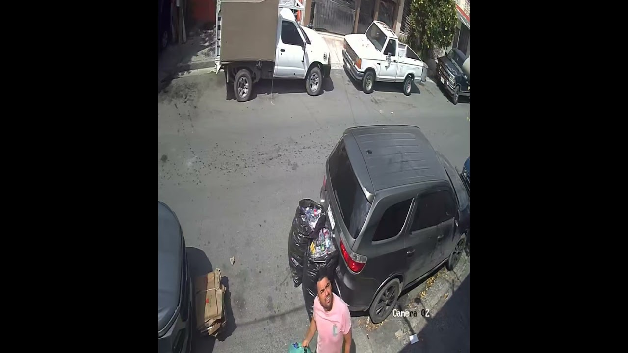 В Мексике на мужчину, идущего по улице, упал какой-то предмет.