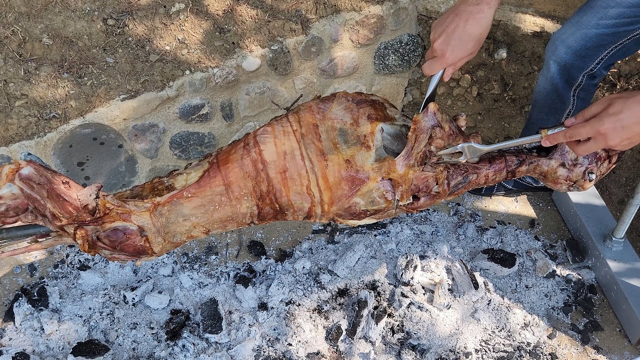 Si të pjekim qingj në hell, një drekë e shijshme për miqtë / BEST ROAST OF A WHOLE LAMB 🐏 ON A SPIT
