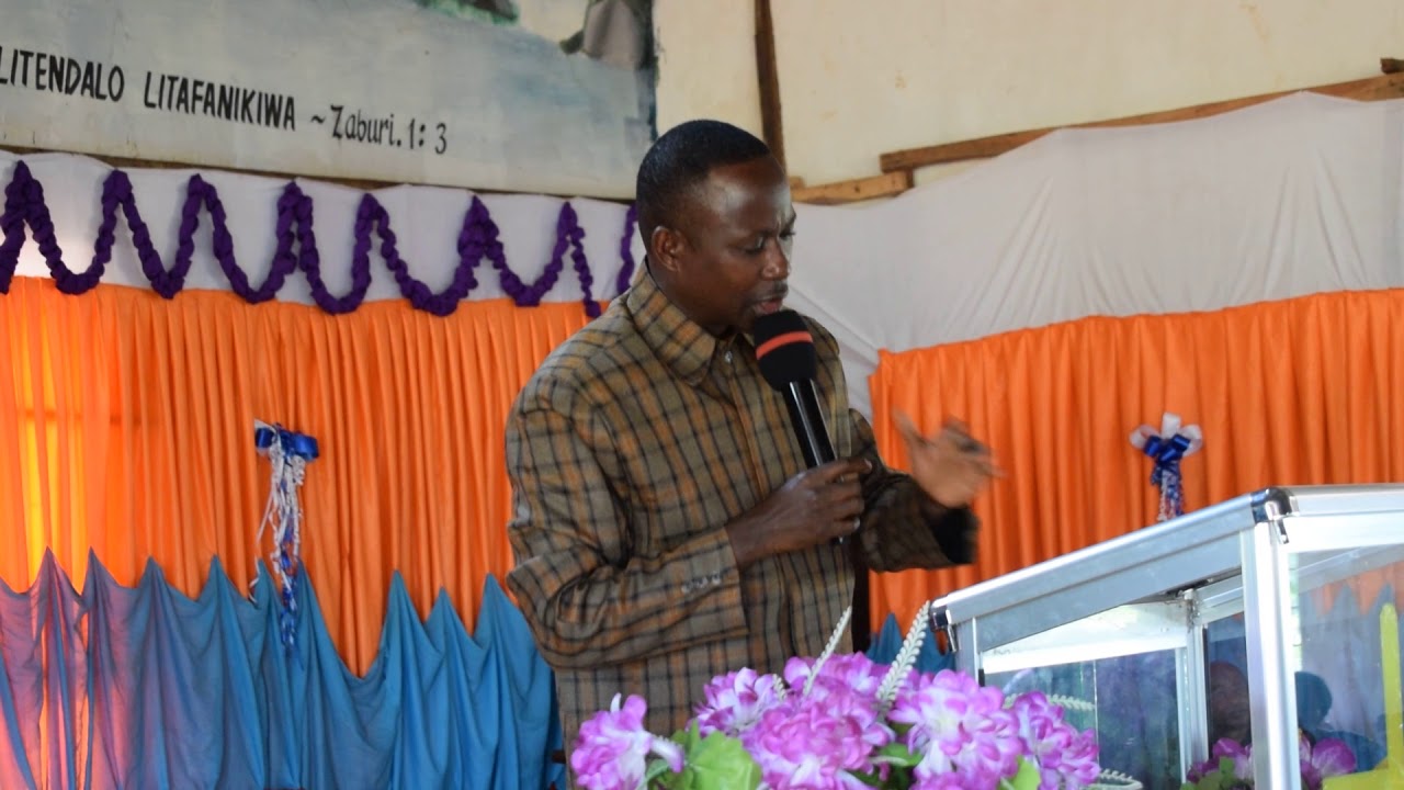 Mch Japheth Giliad akitoa huduma katika kanisa la FPCT MURUSI Kasulu Kigoma