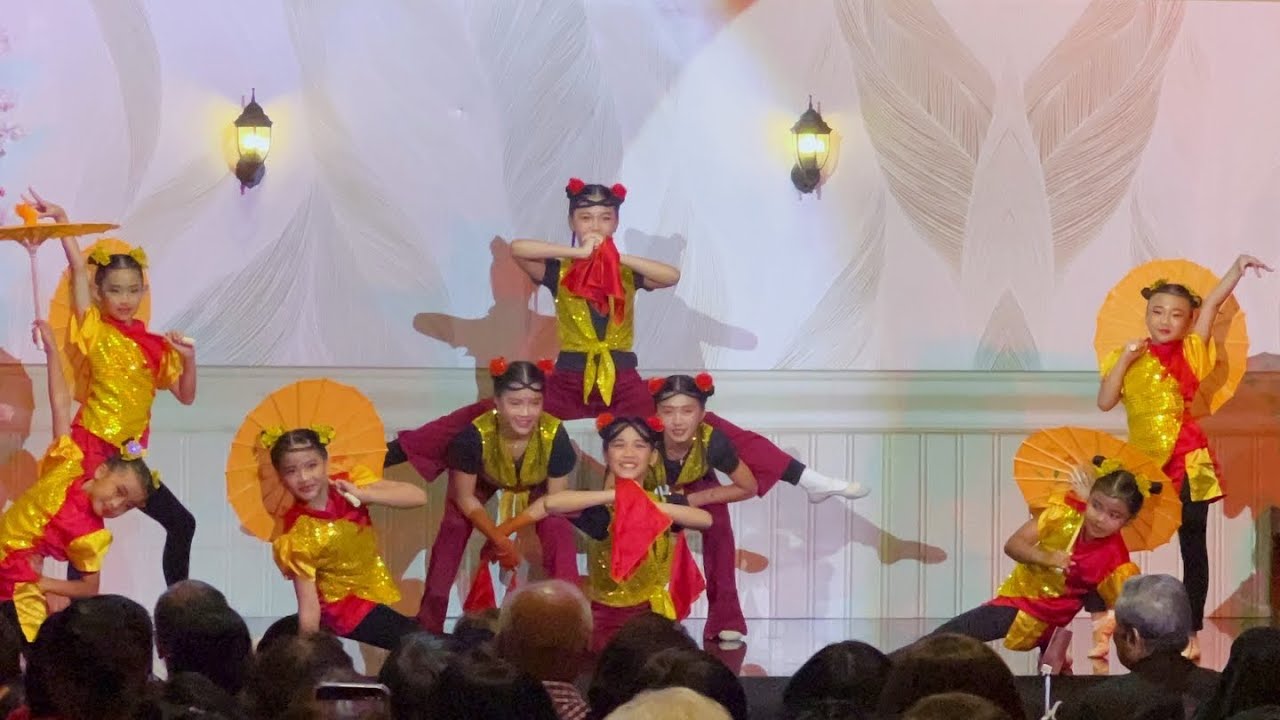 Kolaborasi dance imlek Cece team tari besar dan meme team tari kecil. Xin Nian Dao Songs