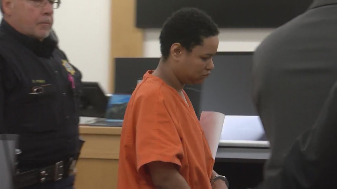 Albuquerque mother accused of starting apartment fire while children were inside remains behind bars