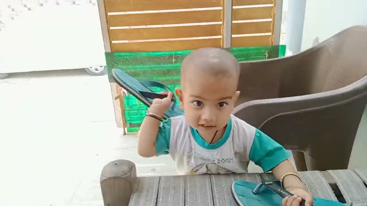 bacho ko chappal hamesha bado ki hi pasand aati h 🤣😂😂 guglu ko bi mummy ki chappal pasand aai Hui h