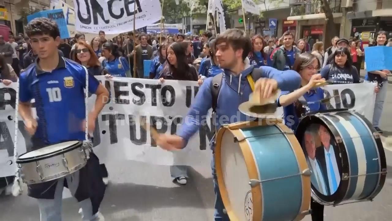 Clashes erupt at university march demanding Milei to comply with funding law